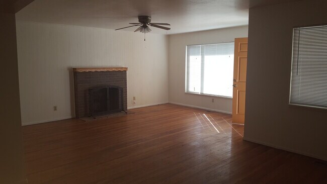 Foto del edificio - COMING SOON!!! Updated home with easy freeway access