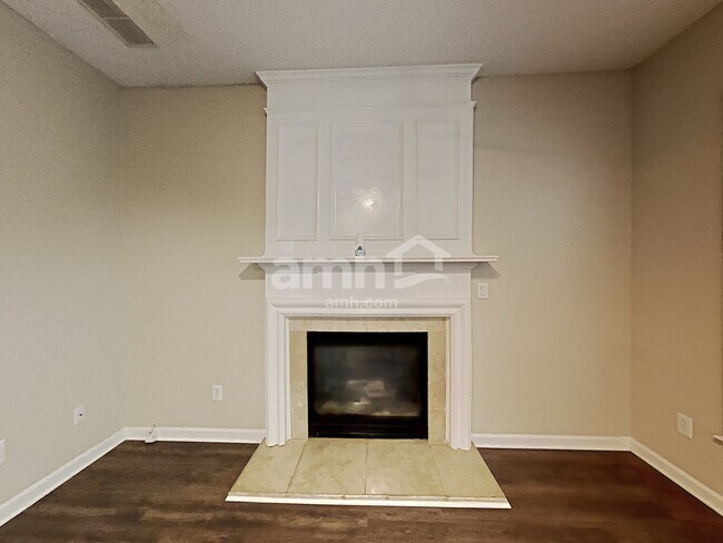 Foto del edificio - 1626 Woodsford Road NW