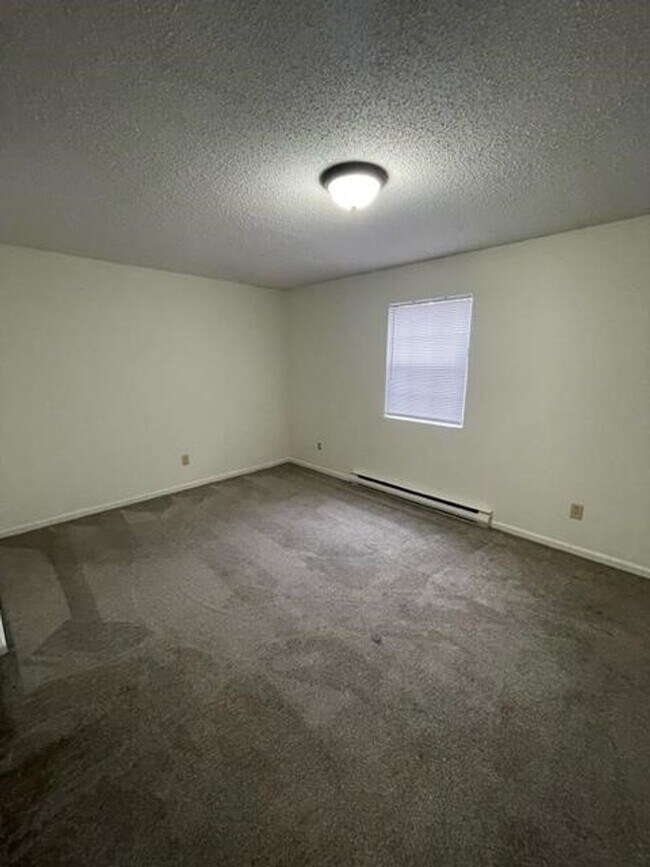 Building Photo - Check out this great unit in a great building!! Many to chose from!!