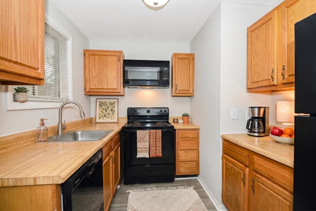 Building Photo - Villages at Heritage Place Apartments