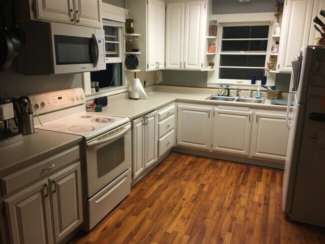 Cocina espaciosa. Refrigerador incluido. - 1103 S 4th St