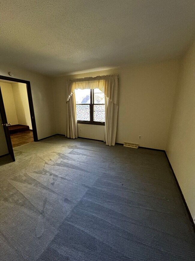 Foto del edificio - Spacious 4 Bedroom Home for Rent