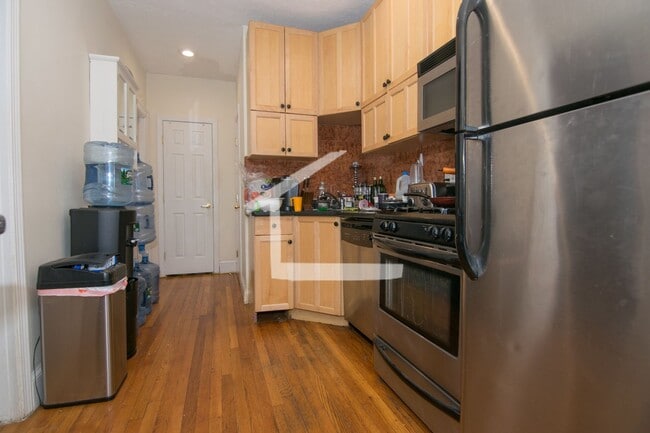Building Photo - Fantastic 4 bed 2 bath in Beautiful Brookline