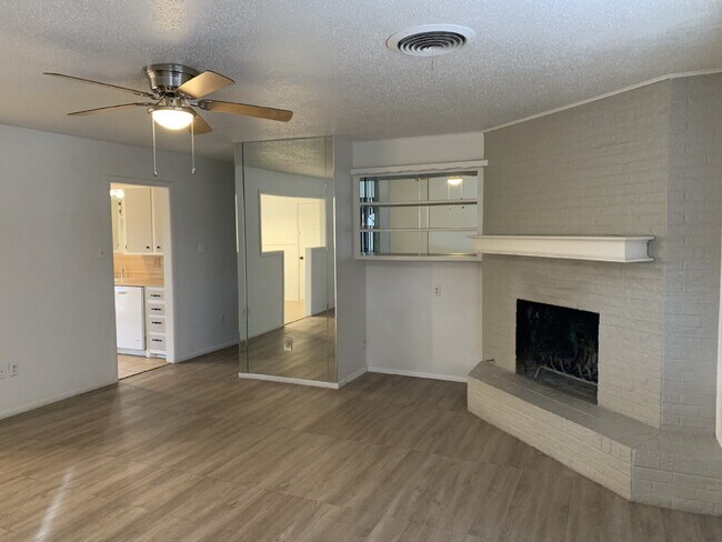 Foto del edificio - Spacious 2 Bedroom Duplex in Established Neighborhood