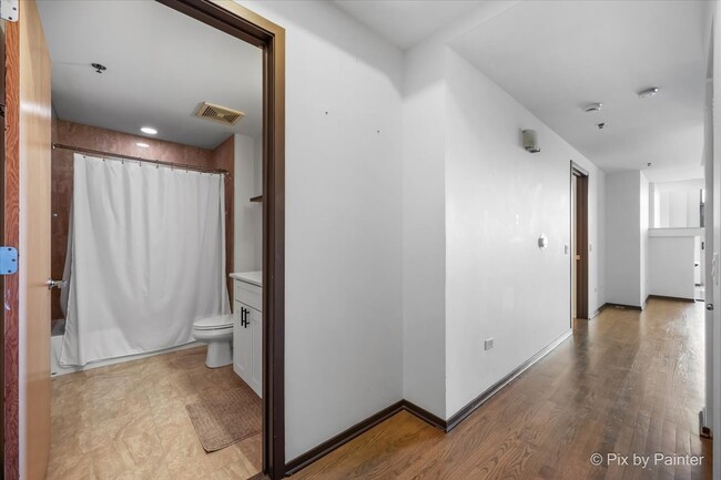 Foto del edificio - 1201 W Adams St