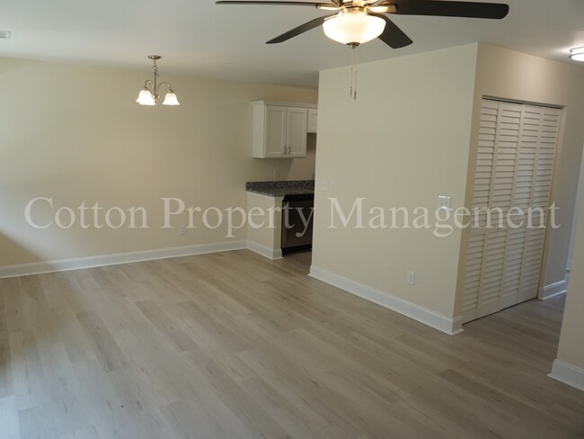 Building Photo - 2BR/1BA Beautiful Condo in Hampstead off S...