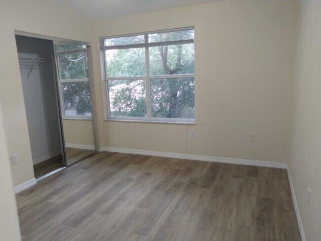 Building Photo - Beautiful condo
