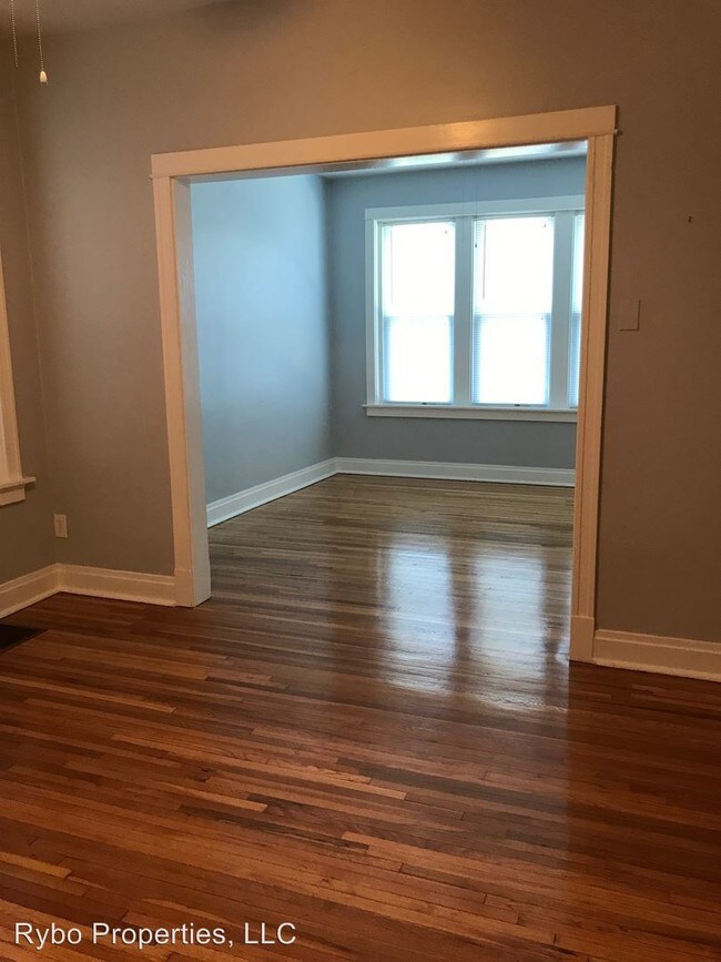 Building Photo - 5207 Sutherland - 1E