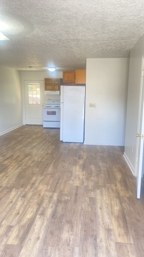 Building Photo - Three Bedroom Apartment Available NOW in C...
