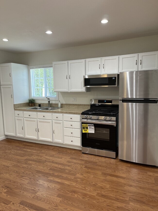 Kitchen with new appliances - 8517 Barnsley Ave