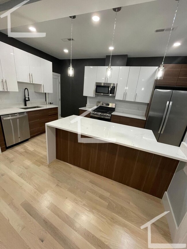 Building Photo - Spacious 3BR/2Bath, Newer Renovation!