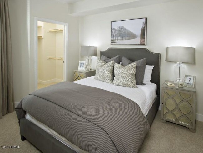 Foto del edificio - 7100 E Lincoln Dr