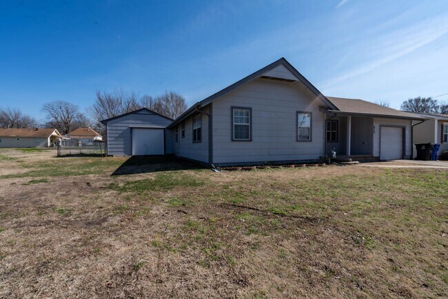 Building Photo - Newly Renovated 3bed 2 bath Broken Arrow H...