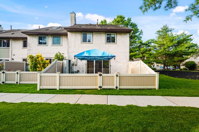 Building Photo - 99 Thoreau Dr
