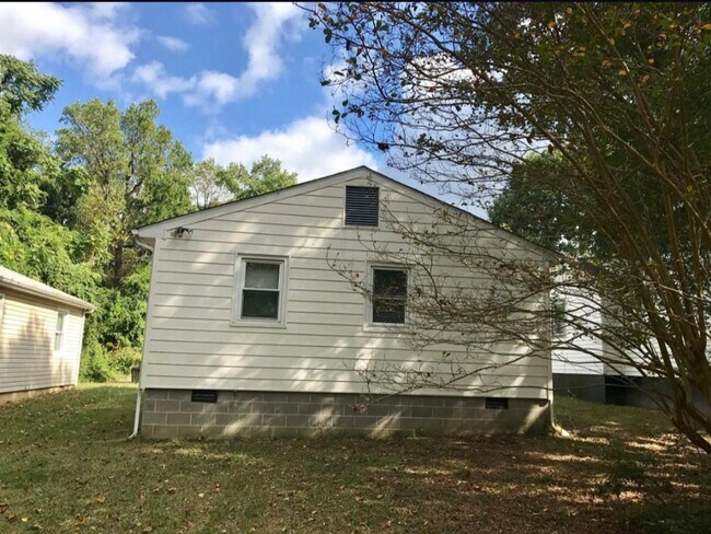 Foto del edificio - 3 bedroom house on quiet dead end! All ele...