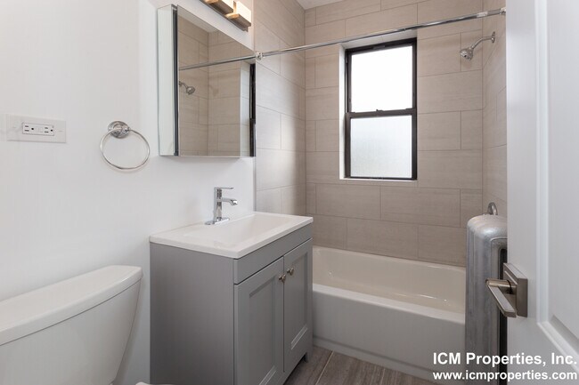 Building Photo - 4537 N Wolcott Ave