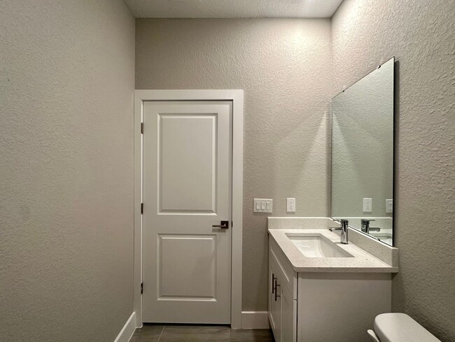 Building Photo - Brand New Modern Duplex !