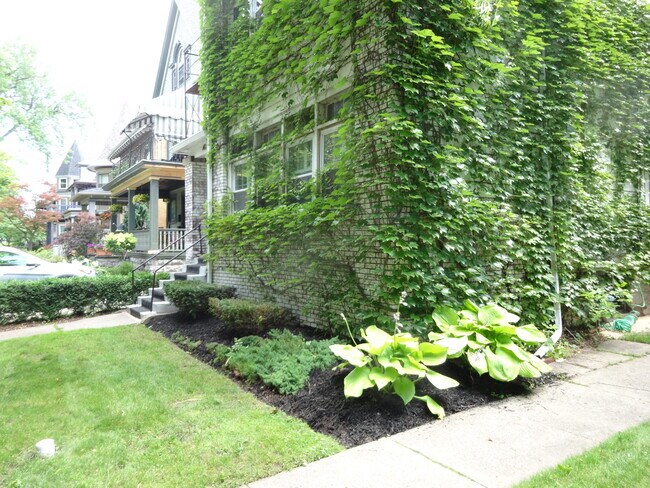 Building Photo - 467 Norwood Ave