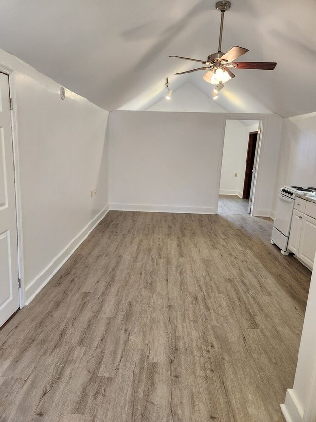 Building Photo - 586 Old York Rd