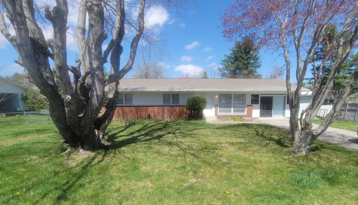Photo - 833 Greenway Drive