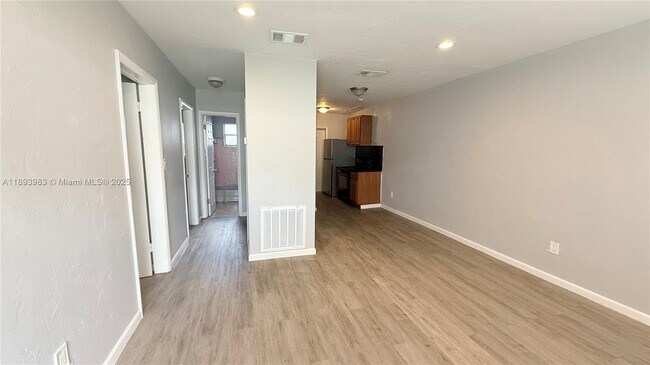 Foto del edificio - 337 NE 57th St