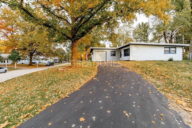Building Photo - 3934 Madeline Dr
