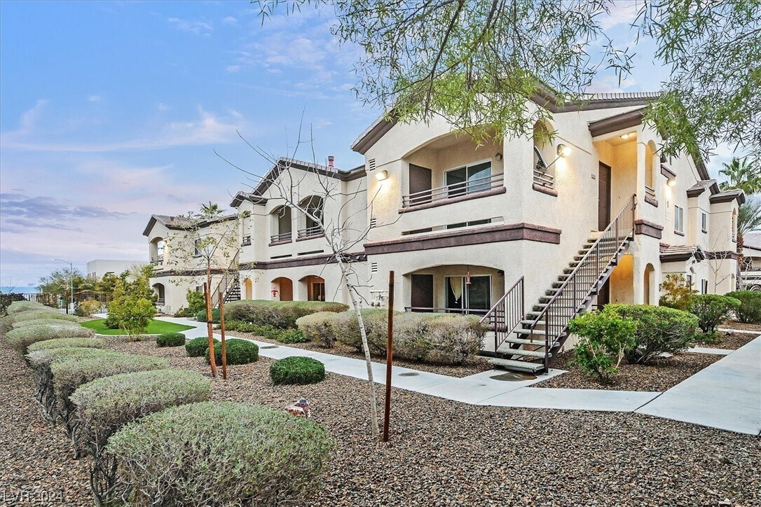 Foto principal - 2291 W Horizon Ridge Pkwy