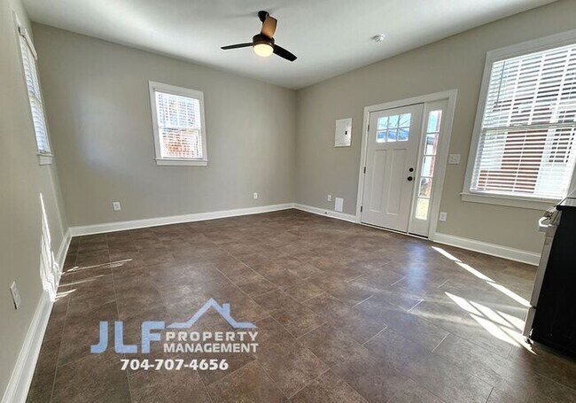 Building Photo - PRICE IMPROVEMENT! Cute Studio apartment i...