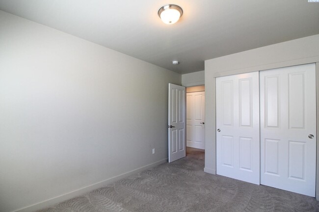 Building Photo - 3 Bed/2 Bath Townhouse in Kennewick