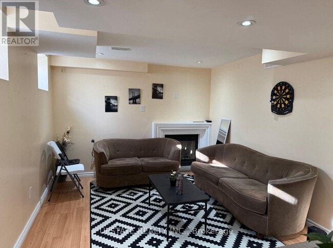 Photo du bâtiment - 42 Condorvalley Crescent