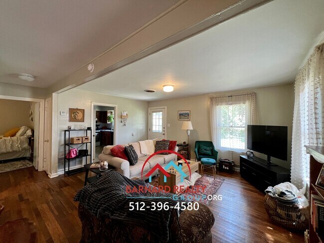 Building Photo - 1007 N LBJ Dr