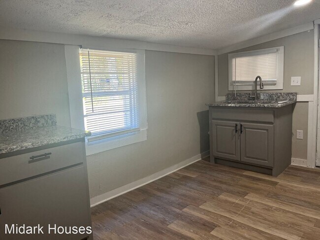 Building Photo - 1 br, 1 bath House - 7703 Batesville Pike