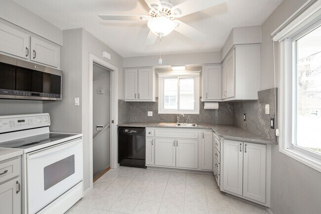 Foto del edificio - # Bedroom/2 Bath Single family!  Brook Park! Finished Basement