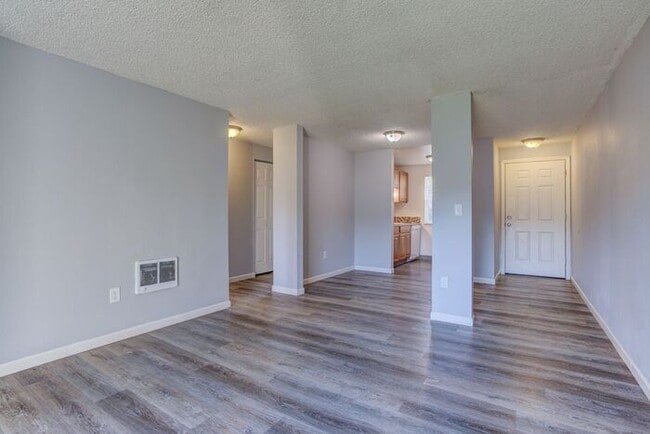 Building Photo - 1 bedroom 1 bath close to local shops!! Available soon