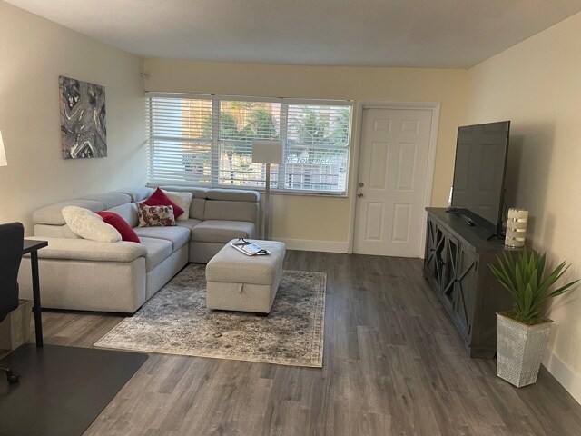 Foto principal - 401 Golden Isles Dr