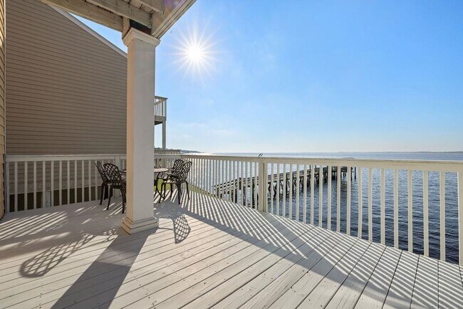 Foto del edificio - Waterfront Townhome for Rent – 3BR/2.5BA –...