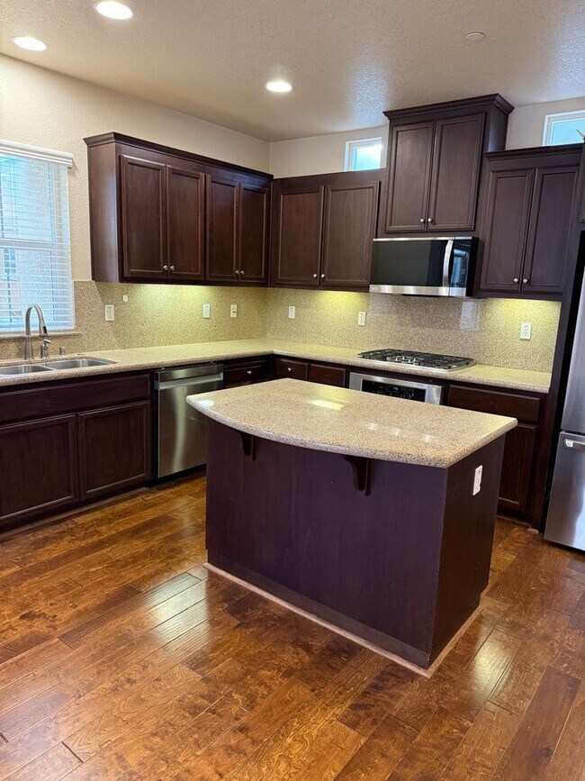 Foto del edificio - SPACIOUS 3 BEDROOM, 3.5 BATHROOM TOWNHOUSE IN AN EXCELLENT LOCATION. GARAGE. LAUNDRY. BALCONY. A ...