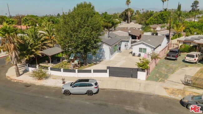 Building Photo - 9620 Woodale Ave