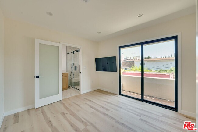 Foto del edificio - 843 Westbourne Dr