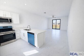 Building Photo - 828 Holmes Ave