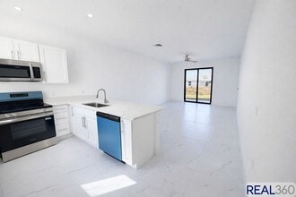 Building Photo - 828 Holmes Ave