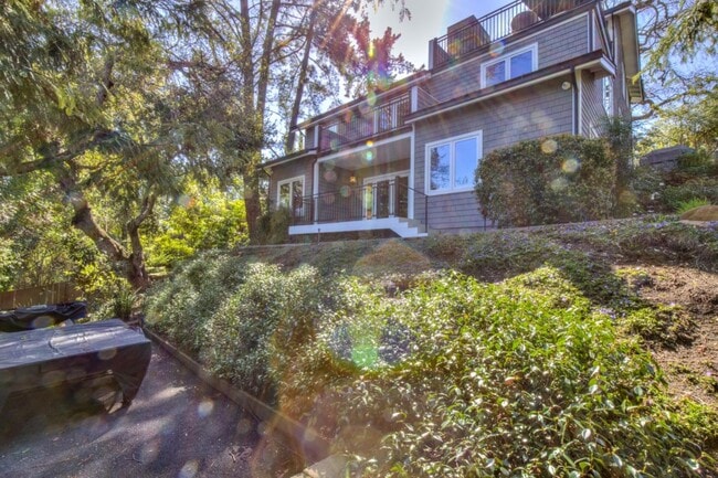 Building Photo - 1080 Deanna Dr