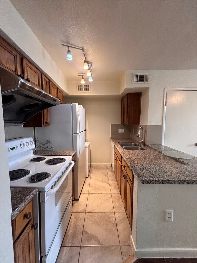 Foto del edificio - 2110 Wilcrest Dr