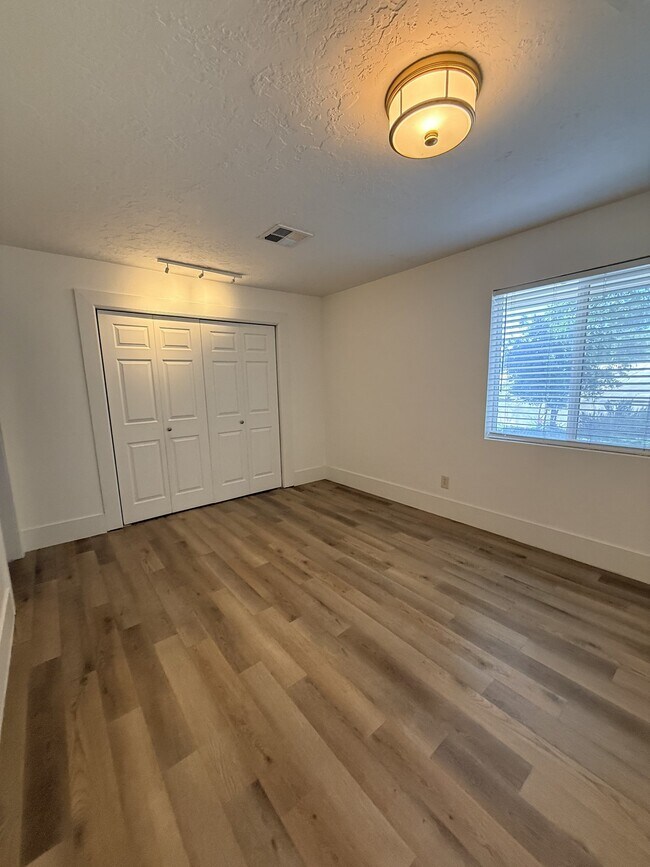 Foto del edificio - 237 N Main St