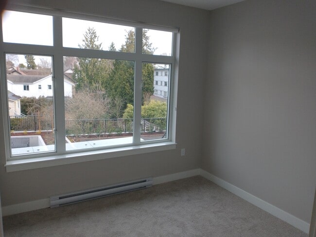 Building Photo - 505 Quadra St