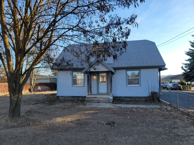 Building Photo - Large 4 bedroom home on quiet street