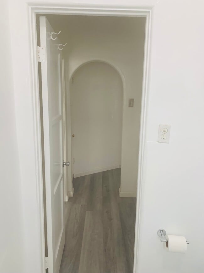 Building Photo - 132 S Canon Dr