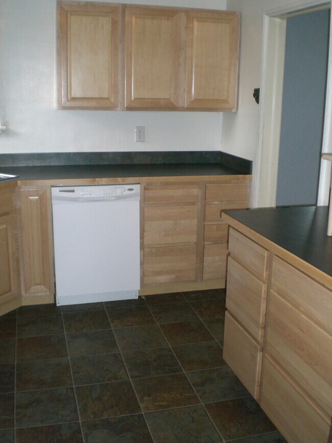 Building Photo - Charming 4 bedroom Home