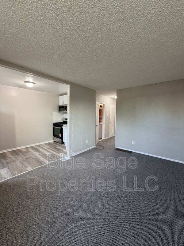 Building Photo - 1037 Laurel Rd