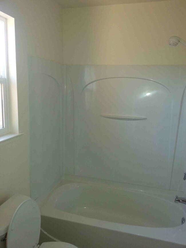Building Photo - Spacious 2 Bedroom, 2.5 Bath Townhouse Loc...